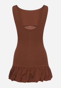 Born2be - Brązowy Taliowany Kombinezon Ozdobiony Falbanką Semiriela. Okazja: na co dzień. Kolor: brązowy. Wzór: aplikacja. Styl: casual, klasyczny #7