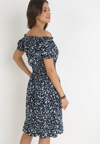 Born2be - Granatowa Bawełniana Sukienka Hiszpanka w Kwiaty z Marszczoną Gumką w Talii Rosaliya. Typ kołnierza: dekolt hiszpanka. Kolor: niebieski. Materiał: bawełna. Wzór: kwiaty #4
