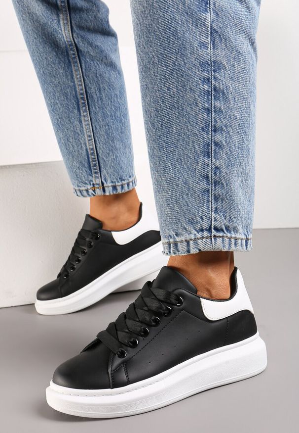 Renee - Czarno-Białe Sznurowane Sneakersy na Grubej Podeszwie Wicky. Kolor: czarny