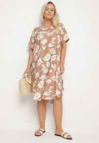 Born2be - Ciemnobeżowa Pudełkowa Wiskozowa Sukienka ze Wzorem Kwiatów Aranessa. Okazja: na co dzień. Kolor: beżowy. Materiał: wiskoza. Wzór: kwiaty. Typ sukienki: proste. Styl: klasyczny, casual, elegancki, boho #2