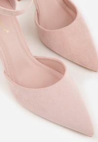 Renee - Różowe Czółenka z Imitacji Zamszu na Słupkowym Obcasie ze Szpiczastym Noskiem Hadina. Okazja: na randkę. Nosek buta: szpiczasty. Zapięcie: pasek. Kolor: różowy. Materiał: zamsz. Obcas: na obcasie. Wysokość obcasa: średni #8