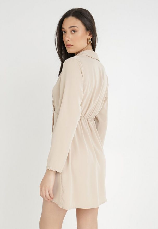 Born2be - Beżowa Sukienka Tryphala. Typ kołnierza: dekolt w kształcie V. Kolor: beżowy. Materiał: tkanina. Długość rękawa: długi rękaw. Wzór: gładki, jednolity, aplikacja. Typ sukienki: kopertowe. Styl: klasyczny. Długość: mini