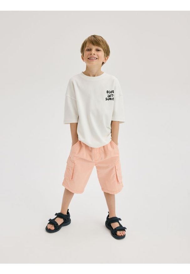 Reserved - Bawełniane szorty cargo - brzoskwiniowy. Kolor: pomarańczowy. Materiał: bawełna