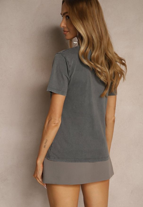 Renee - Ciemnoszary Bawełniany T-shirt z Kwiatami i Napisami Savinele. Okazja: na co dzień. Kolor: szary. Materiał: bawełna. Wzór: napisy, kwiaty. Sezon: lato. Styl: klasyczny, casual