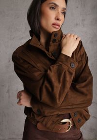 Renee - Brązowa Kurtka Bomber Jacket Ozdobiona Guzikami Quilimi. Okazja: na co dzień. Kolor: brązowy. Wzór: aplikacja. Styl: casual, elegancki #6
