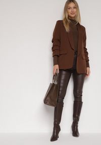 Born2be - Jasnobrązowa Niezapinana Marynarka Pudełkowa z Wiskozą z Marszczonymi Rękawami Feniravia. Okazja: do pracy, na spotkanie biznesowe. Kolor: brązowy. Materiał: wiskoza. Styl: biznesowy #6