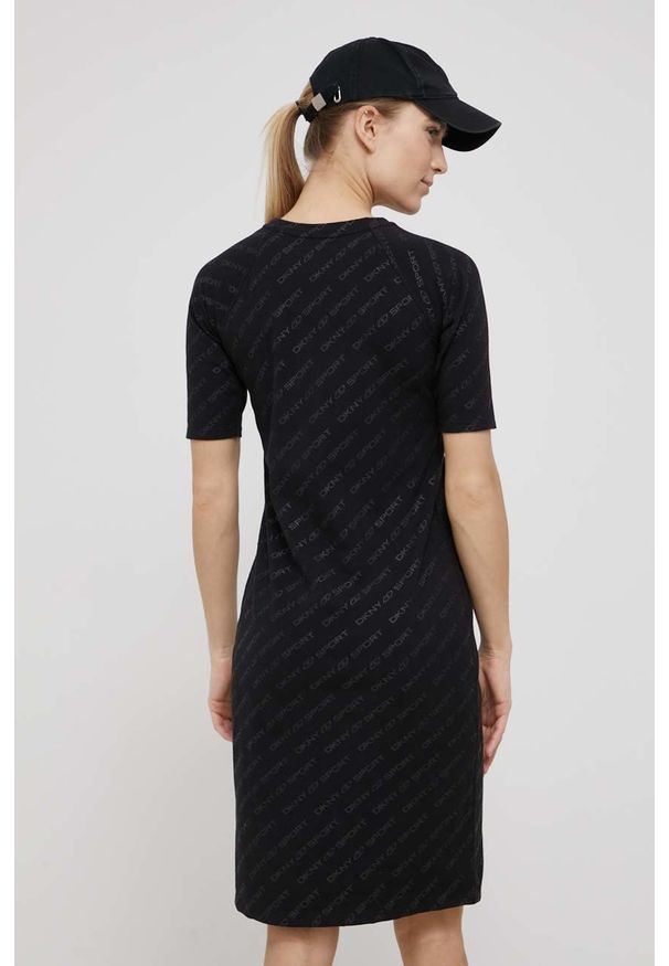DKNY - Dkny sukienka kolor czarny mini prosta. Okazja: na co dzień. Kolor: czarny. Materiał: dzianina. Długość rękawa: krótki rękaw. Wzór: nadruk. Typ sukienki: proste. Styl: casual. Długość: mini