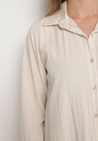 Born2be - Jasnobeżowa Sukienka z Wiskozą o Koszulowym Kroju z Falbanką Penzedi. Okazja: na co dzień. Typ kołnierza: kołnierzyk klasyczny. Kolor: beżowy. Materiał: wiskoza. Długość rękawa: długi rękaw. Typ sukienki: koszulowe. Styl: klasyczny, casual, elegancki #5