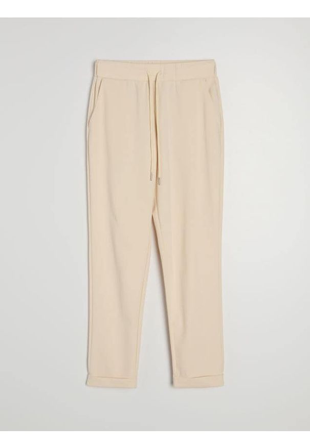 Sinsay - Spodnie cygaretki - kremowy. Kolor: kremowy