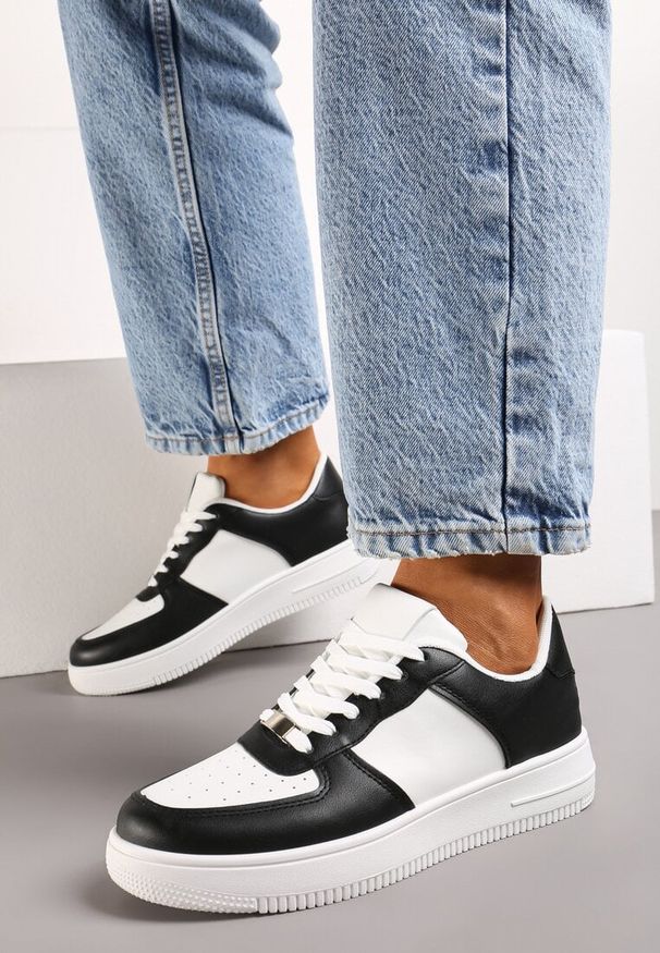 Renee - Biało-Czarne Klasyczne Sneakersy z Perforacją i Sznurowaniem Natessu. Nosek buta: okrągły. Zapięcie: sznurówki. Kolor: biały. Materiał: materiał. Obcas: na obcasie. Wysokość obcasa: niski