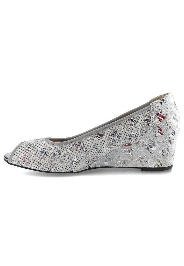 Białe Czółenka Gamis Damskie Buty Eleganckie. Okazja: na co dzień. Zapięcie: bez zapięcia. Kolor: biały. Materiał: zamsz, skóra. Szerokość cholewki: normalna. Wzór: aplikacja, kwiaty, kolorowy. Obcas: na koturnie. Styl: elegancki