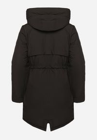 Born2be - Czarna Kurtka Parka z Kapturem i Ozdobną Zawieszką Ściągana w Pasie Zerilie. Okazja: na co dzień, na spacer. Typ kołnierza: kaptur. Kolor: czarny. Materiał: jeans. Styl: klasyczny, casual, elegancki #6