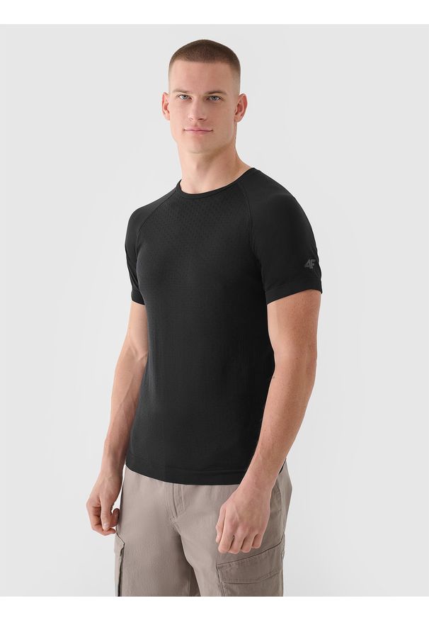 4f - 4F T-shirt bezszwowy regular męski 4F x Robert Lewandowski - czarny L/XL. Okazja: na co dzień. Kolor: czarny. Materiał: syntetyk, włókno, materiał, dzianina. Długość rękawa: krótki rękaw. Długość: krótkie. Wzór: gładki, ze splotem. Sezon: lato. Styl: klasyczny, sportowy, casual