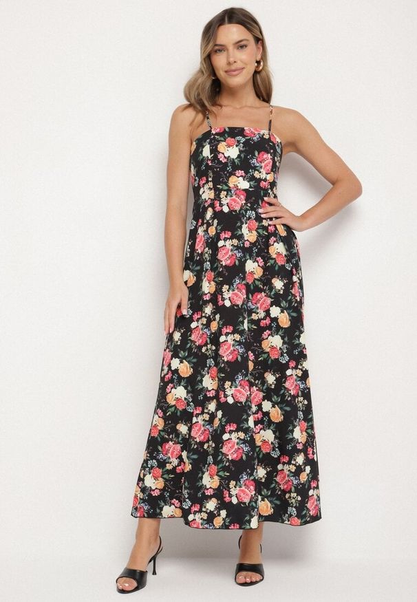 Born2be - Czarna Sukienka z Wiskozą o Rozkloszowanym Kroju w Kwiaty Nalorene. Okazja: na co dzień. Typ kołnierza: dekolt kwadratowy. Kolor: czarny. Materiał: wiskoza. Długość rękawa: na ramiączkach. Wzór: kwiaty. Typ sukienki: rozkloszowane. Styl: casual, elegancki
