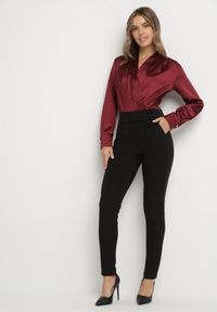 Born2be - Czarne Spodnie z Paskiem z Klamrą Falindea. Okazja: na co dzień. Kolor: czarny. Styl: sportowy, casual
