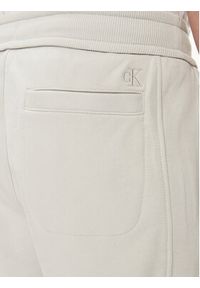 Calvin Klein Jeans Szorty sportowe Monologo Badge J30J325132 Szary Regular Fit. Kolor: szary. Materiał: bawełna. Styl: sportowy