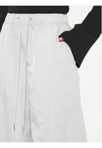GESTUZ - Gestuz Spodnie materiałowe 10908112 Szary Relaxed Fit. Kolor: szary. Materiał: syntetyk #3