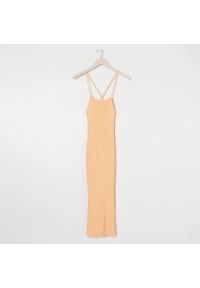 Sinsay - Sukienka midi prążkowana - Pomarańczowy. Kolor: pomarańczowy. Materiał: prążkowany. Długość: midi
