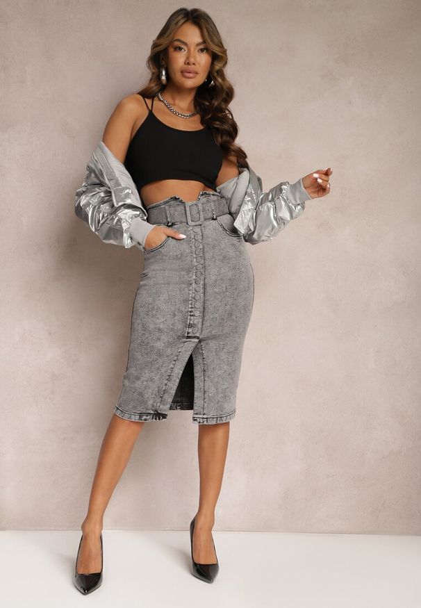 Renee - Szara Jeansowa Spódnica Ołówkowa Midi z Guzikami i Rozcięciem Jackiesa. Kolor: szary. Materiał: jeans
