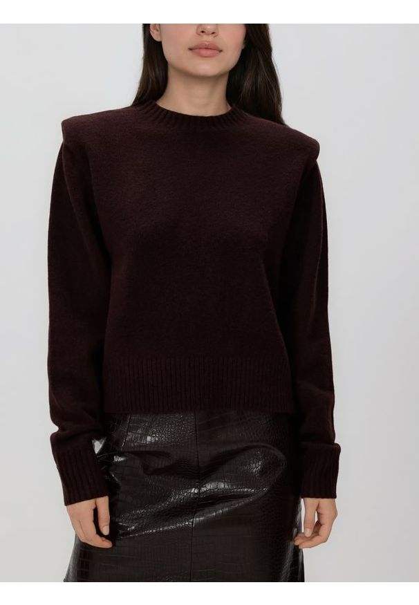 Reserved - Sweter z poduszkami na ramionach - brązowy. Kolor: brązowy. Materiał: wełna, dzianina