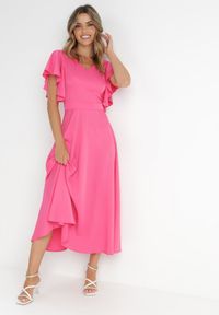 Born2be - Fuksjowa Rozkloszowana Sukienka Zdobiona Falbanami Emilienne. Okazja: na spacer, na randkę. Kolor: różowy. Materiał: jeans, tkanina. Wzór: gładki, jednolity, aplikacja. Typ sukienki: rozkloszowane. Styl: klasyczny, elegancki, wizytowy. Długość: maxi