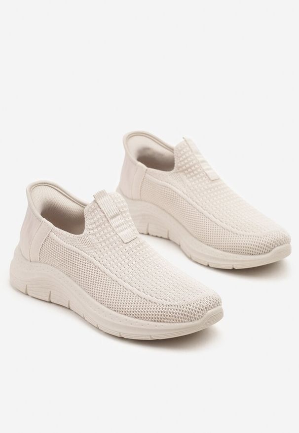 Born2be - Jasnobeżowe Wsuwane Buty Sportowe Sneakersy na Tłoczonej Podeszwie Fadema. Okazja: na co dzień. Zapięcie: bez zapięcia. Kolor: beżowy