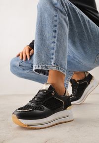 Renee - Czarne Sneakersy na Platformie Ozdobione Metalicznymi Wstawkami i Siateczką Zitina. Kolor: czarny. Materiał: jeans, dresówka. Wzór: aplikacja. Obcas: na platformie #1