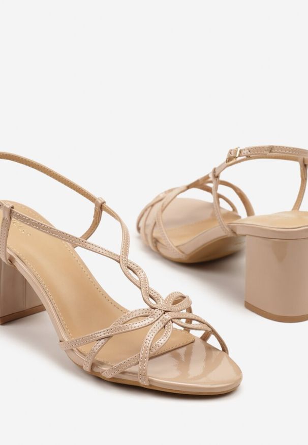 Renee - Beżowe Sandały na Słupku Vices Ozdobione Paskami Sanello. Okazja: na co dzień. Zapięcie: pasek. Kolor: beżowy. Materiał: jeans. Wzór: aplikacja. Obcas: na słupku. Styl: elegancki, casual