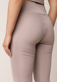 Born2be - Jasnoszare Legginsy w Stylu Basic z Wyszczuplającym Pasem Samertes. Okazja: do pracy, na co dzień, na spacer. Stan: podwyższony. Kolor: szary. Długość: krótkie. Styl: casual #5