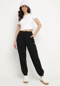 Born2be - Czarne Bawełniane Spodnie Dresowe o Kroju Jogger Falorwena. Okazja: na co dzień. Kolor: czarny. Materiał: bawełna, dresówka. Styl: klasyczny, casual #6