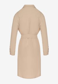 Born2be - Beżowa Koszulowa Sukienka z Ozdobnymi Guzikami i Wiązanym Paskiem Alttia. Okazja: na co dzień. Typ kołnierza: dekolt w kształcie V. Kolor: beżowy. Materiał: skóra. Długość rękawa: długi rękaw. Typ sukienki: koszulowe. Styl: casual, elegancki #4