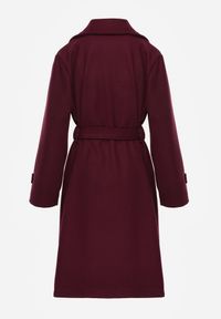 Renee - Ciemnofioletowy Długi Płaszcz Wiązany w Talii Materiałowym Paskiem z Ozodobnymi Guzikami na Rękawach Thakore. Kolor: fioletowy. Materiał: materiał. Długość: długie. Styl: elegancki #5