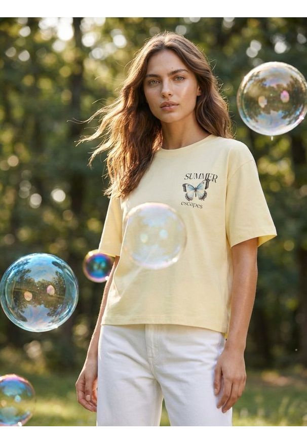 Sinsay - Bawełniana koszulka z nadrukiem motyli - żółty. Kolor: żółty. Materiał: bawełna. Wzór: nadruk