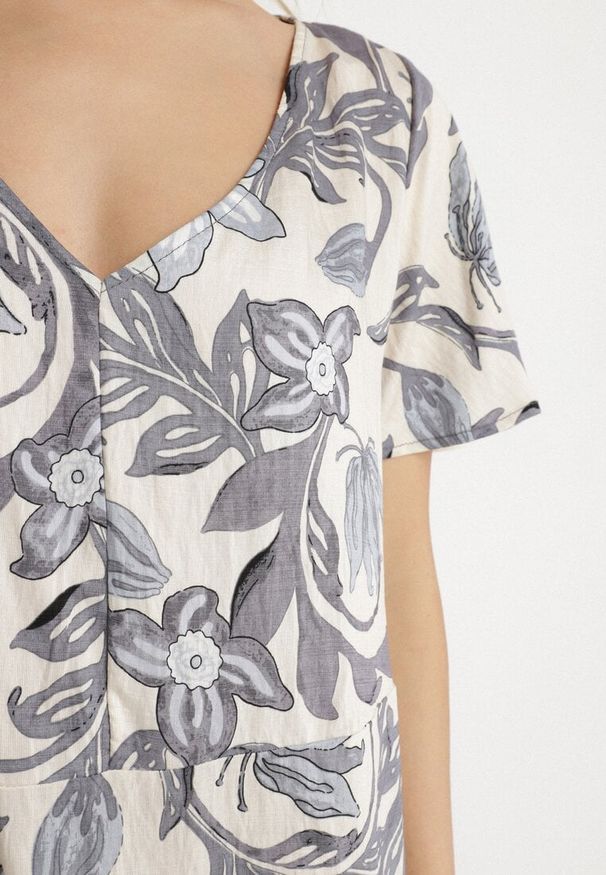 Born2be - Szara Pudełkowa Sukienka z Wiskozy w Kwiaty z Dekoltem w Serek Inisara. Okazja: na co dzień. Typ kołnierza: dekolt w serek. Kolor: szary. Materiał: wiskoza. Długość rękawa: krótki rękaw. Wzór: kwiaty. Styl: elegancki, klasyczny, casual