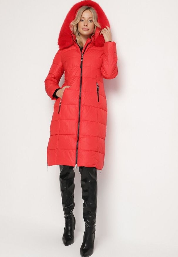 Born2be - Czerwona Długa Kurtka Pikowana z Futrzanym Kołnierzem z Możliwością Odpięcia Neavith. Okazja: na co dzień. Kolor: czerwony. Materiał: futro. Długość rękawa: długi rękaw. Długość: długie. Styl: klasyczny, casual, elegancki