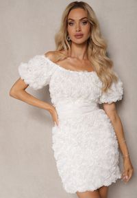 Renee - Biała Sukienka Koktajlowa Hiszpanka z Kwiatowym Motywem Ozdobiona Wiązaniem Navily. Okazja: na co dzień. Typ kołnierza: dekolt hiszpanka. Kolor: biały. Długość rękawa: krótki rękaw. Wzór: kwiaty, aplikacja. Typ sukienki: z odkrytymi ramionami. Styl: wizytowy #5