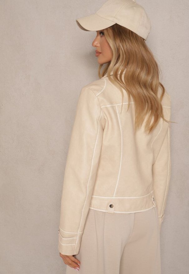 Renee - Beżowa Kurtka Typu Ramoneska Zdobiona Kontrastowymi Przeszyciami i Nitami Adivona. Okazja: na co dzień. Kolor: beżowy. Materiał: jeans. Wzór: aplikacja. Styl: casual, elegancki, rockowy