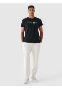 4f - 4F T-shirt regular z nadrukiem męski - czarny XL. Okazja: na co dzień. Kolor: czarny. Materiał: bawełna, jersey, dzianina. Długość rękawa: krótki rękaw. Długość: krótkie. Wzór: nadruk. Styl: sportowy, casual, klasyczny