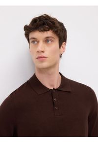 Reserved - Sweter polo z wiskozą - ciemnobrązowy. Typ kołnierza: polo. Kolor: brązowy. Materiał: wiskoza