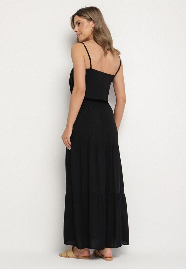 Born2be - Czarna Wiskozowa Sukienka o Rozkloszowanym Kroju na Ramiączkach Flenore. Okazja: na co dzień, na spacer. Kolor: czarny. Materiał: wiskoza. Długość rękawa: na ramiączkach. Sezon: lato. Typ sukienki: rozkloszowane. Styl: elegancki, casual