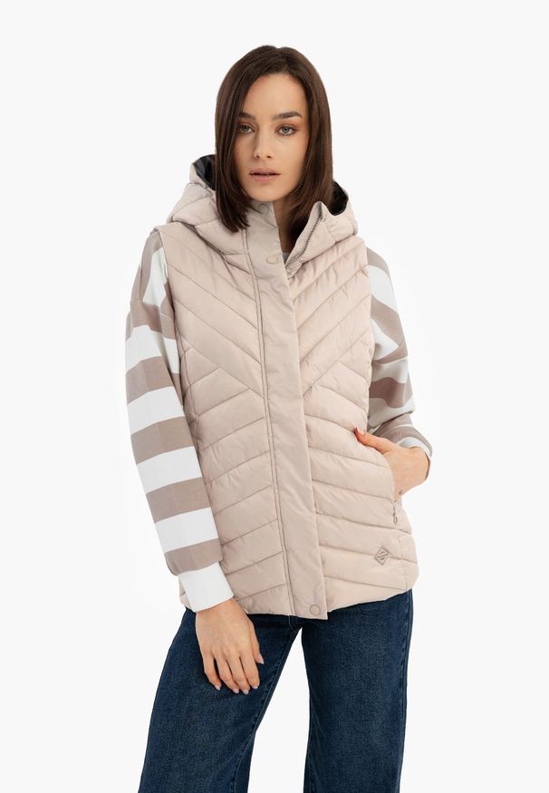 Volcano - Pikowany bezrękawnik V-ETA. Okazja: na co dzień. Typ kołnierza: kołnierzyk stójkowy, kaptur. Kolekcja: plus size. Materiał: materiał. Długość rękawa: bez rękawów. Długość: krótkie. Wzór: gładki. Styl: casual, sportowy