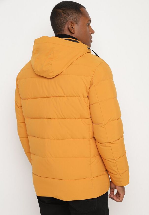 Born2be - Żółta Pikowana Kurtka z Odpinanym Kapturem i Sznurkami Nomika. Okazja: na co dzień. Kolor: żółty. Materiał: tkanina, materiał, jeans. Sezon: zima. Styl: elegancki, casual, klasyczny