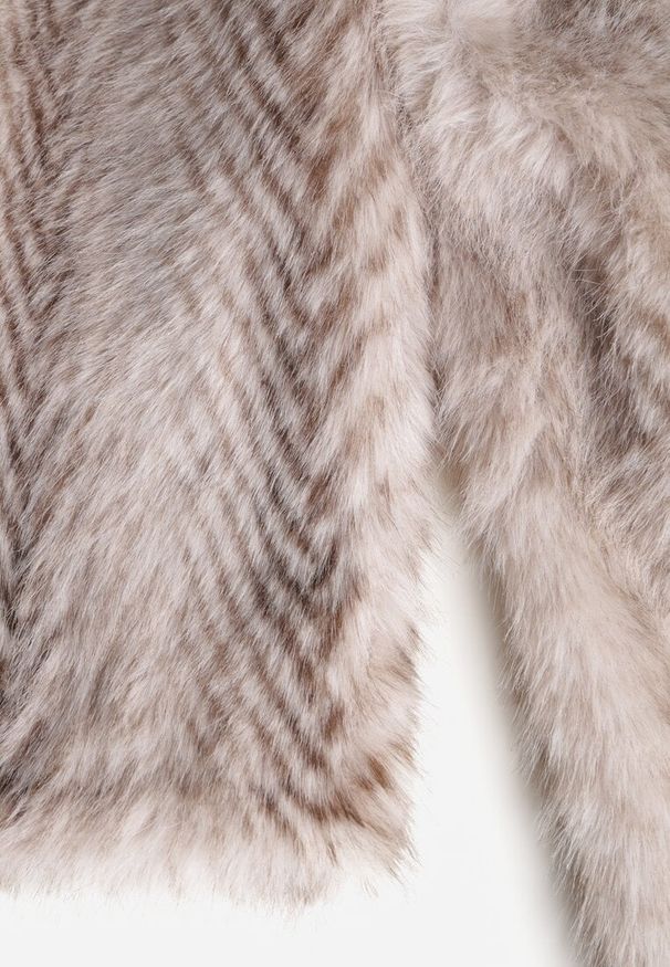 Renee - Jasnobeżowy Płaszcz Futerko o Jednorzędowym Fasonie Cataris. Okazja: na co dzień. Kolor: beżowy. Materiał: futro. Styl: casual, elegancki