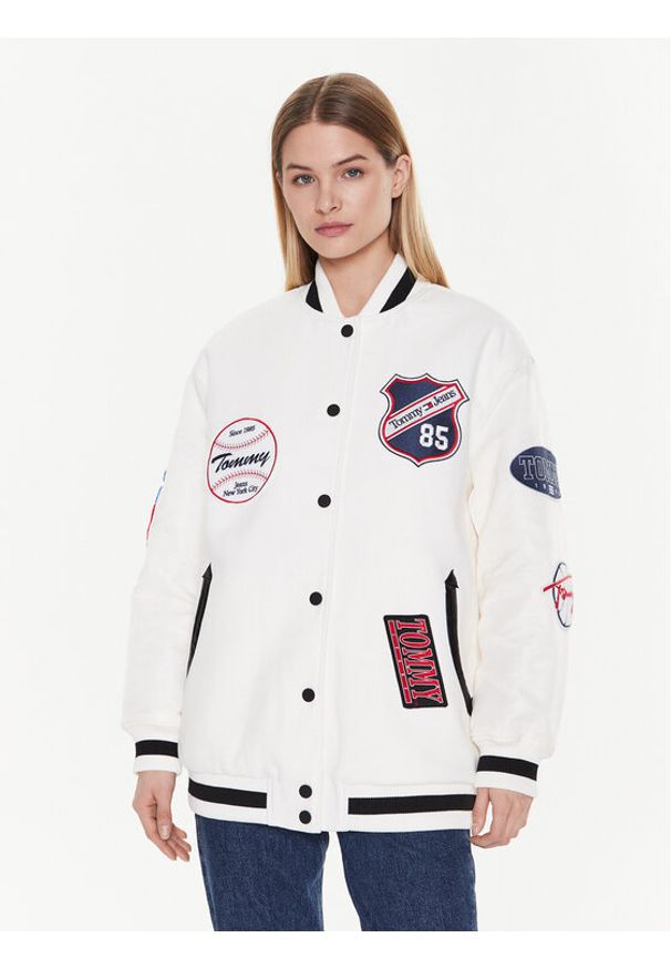 Tommy Jeans Kurtka bomber Letterman DW0DW14940 Biały Oversize. Kolor: biały. Materiał: syntetyk