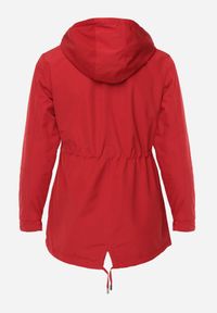 Born2be - Czerwono-Czarna Przejściowa Kurtka Dwustronna Parka z Pikowaniem i Kapturem Tidare. Okazja: na spacer, na co dzień. Kolekcja: plus size. Kolor: czerwony. Materiał: poliester, jeans. Styl: casual, sportowy #3