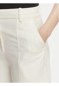 Calvin Klein Spodnie materiałowe LV044F651G Kremowy Straight Fit. Kolor: kremowy. Materiał: wiskoza #2