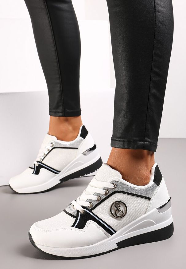 Renee - Białe Sneakersy Sznurowane Ozdobione Brokatem na Koturnie Eminalla. Kolor: biały. Wzór: aplikacja. Obcas: na koturnie