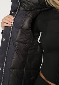 Born2be - Granatowa Pudełkowa Kurtka Typu Parka z Kapturem i Kieszeniami Kaithraea. Typ kołnierza: kaptur. Kolor: niebieski. Materiał: jeans. Sezon: zima. Styl: klasyczny, elegancki #6