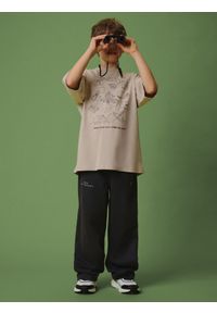4f - 4F T-shirt loose z nadrukiem chłopięcy - beżowy 158/164 (12-14 lat). Okazja: na co dzień. Kolor: beżowy. Materiał: dzianina, bawełna. Wzór: nadruk. Sezon: lato. Styl: casual #2