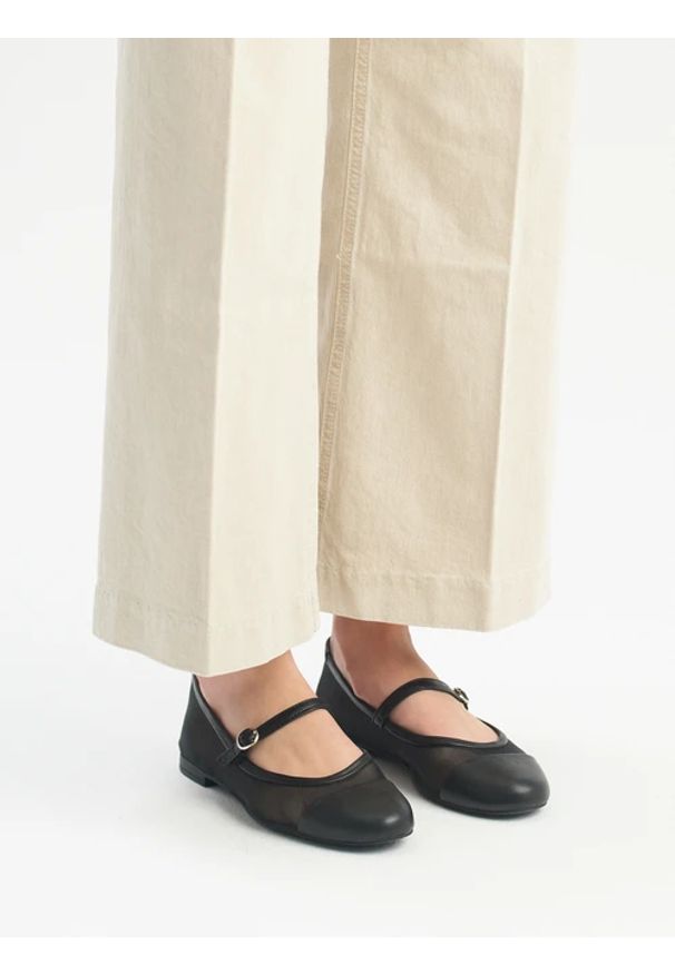 Ryłko - Czarne baleriny damskie z siateczką. Okazja: na co dzień. Nosek buta: okrągły. Zapięcie: pasek. Kolor: czarny. Materiał: skóra. Wzór: aplikacja. Styl: casual, street, klasyczny